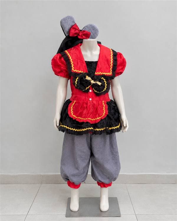 Ratona roja y negra (con pantalón gris y gorro)