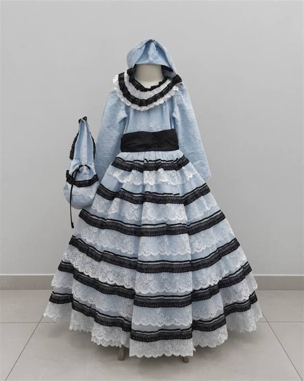 Dama antigua azul claro y negro (con capucha y bolso) o vestido de fiesta