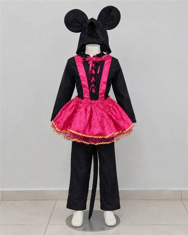 Minnie con pantalón negro y falda fucsia